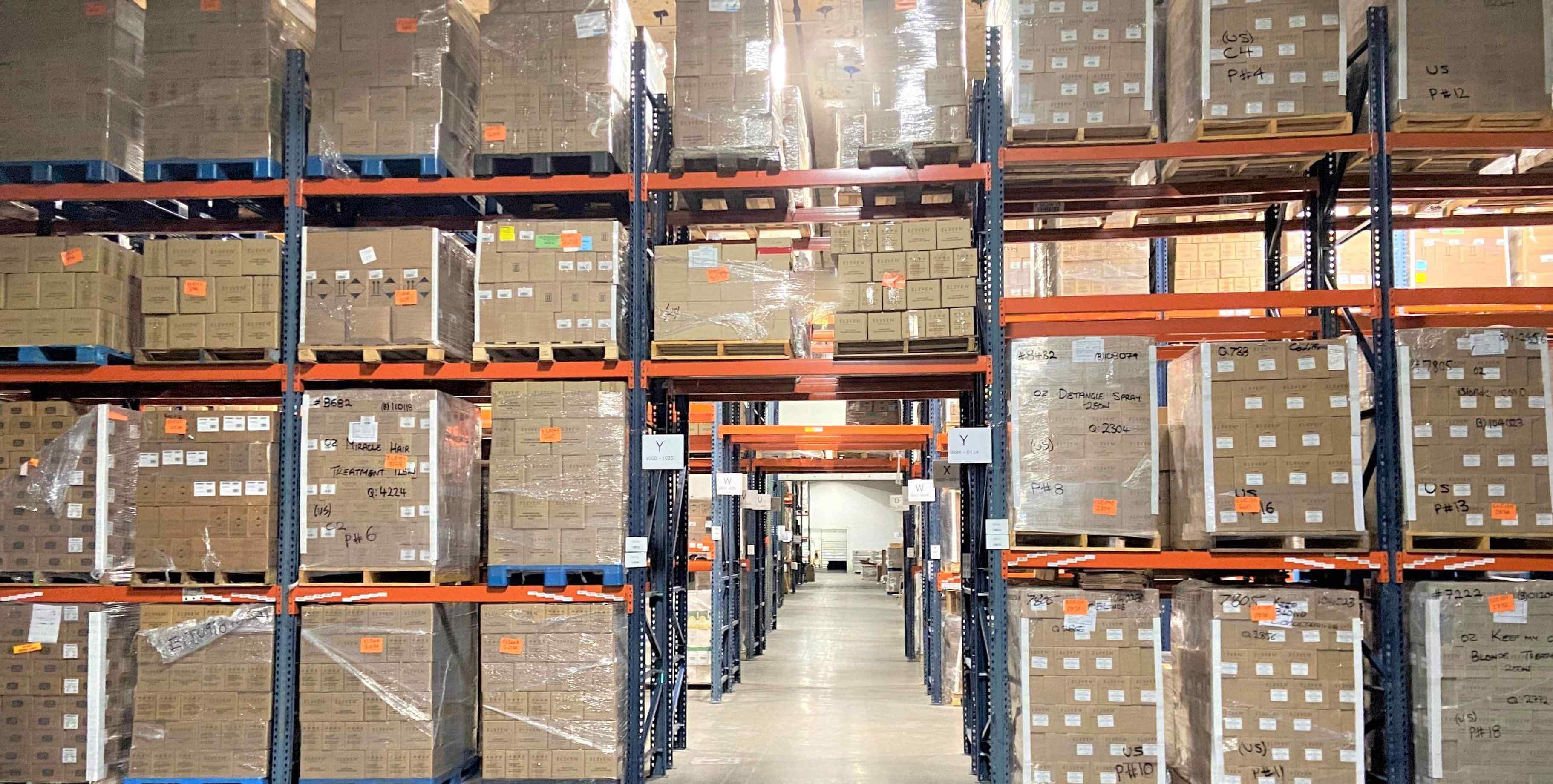 Tunnel between warehouse racking